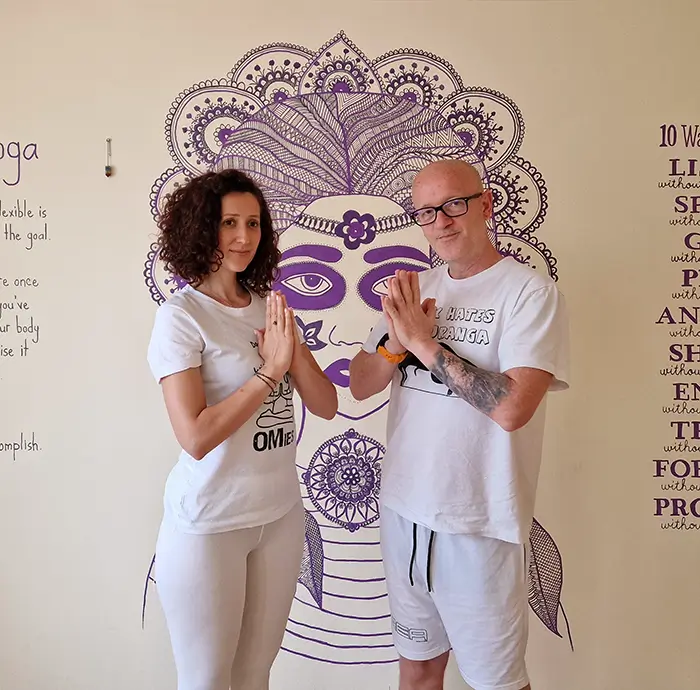 Ana si Harry imbracati in alb la ceremonia de inchidere curs instructor de Yoga Brasov